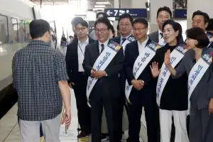 더불어민주당 지도부, 귀성 인사