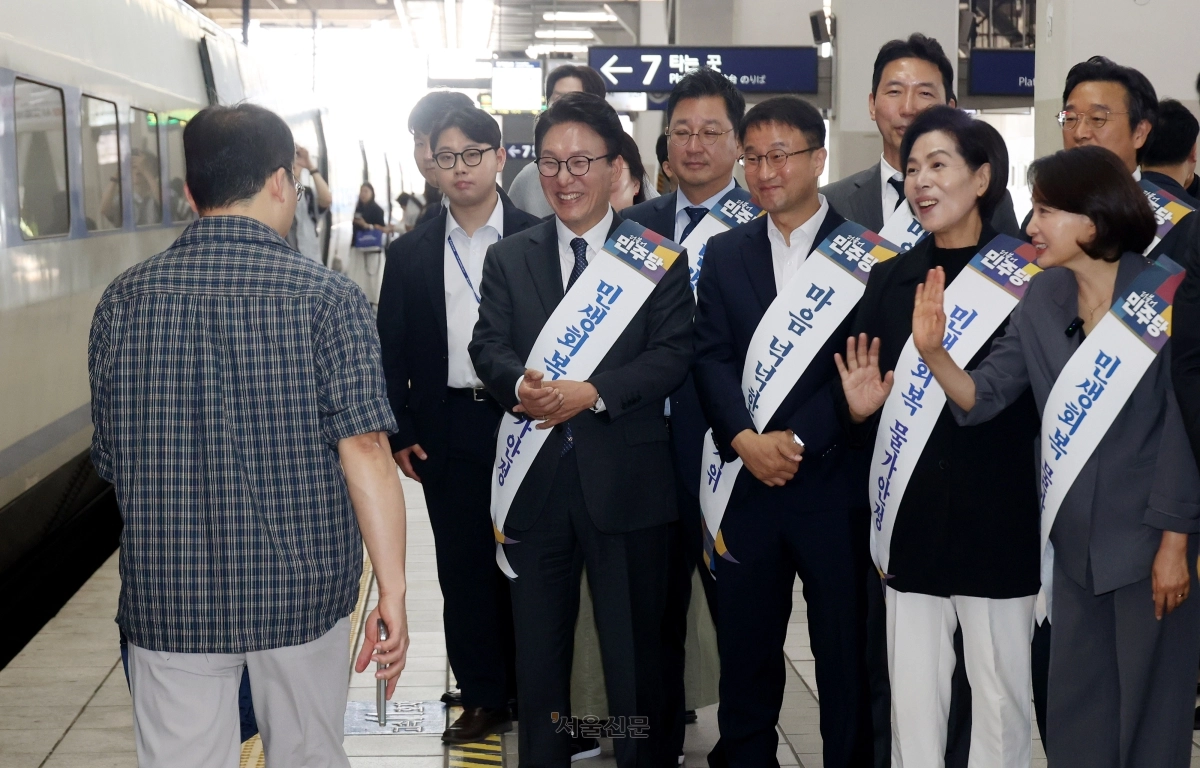 김민석 더불어민주당 대표와 한병도 원내대표를 비롯한 최고위원들이 23일 오전 용산구 용산역에서 시민들을 만나 추석 명절 귀성 인사를 하고 있다. 2026.9.23 안주영 전문기자