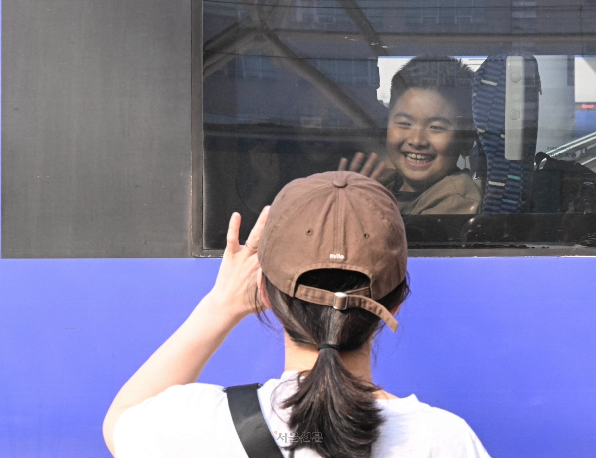추석 연휴를 앞둔 23일 서울역에서 할머니 댁에 가기 위해 열차에 탑승한 어린이가 배웅 나온 엄마와 인사하고 있다. 2026.9.23 안주영 전문기자