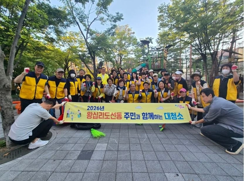추석 명절을 앞두고 마을 대청소를 실시한 김현우 의원. 서울시의회 제공