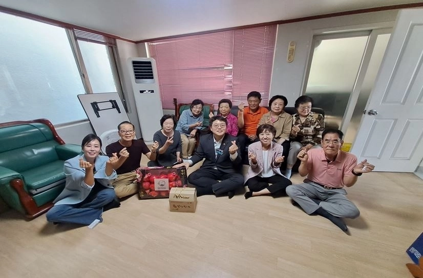 이날 지역 경로당을 방문해 어르신들께 명절 인사를 전한 김현우 의원. 서울시의회 제공