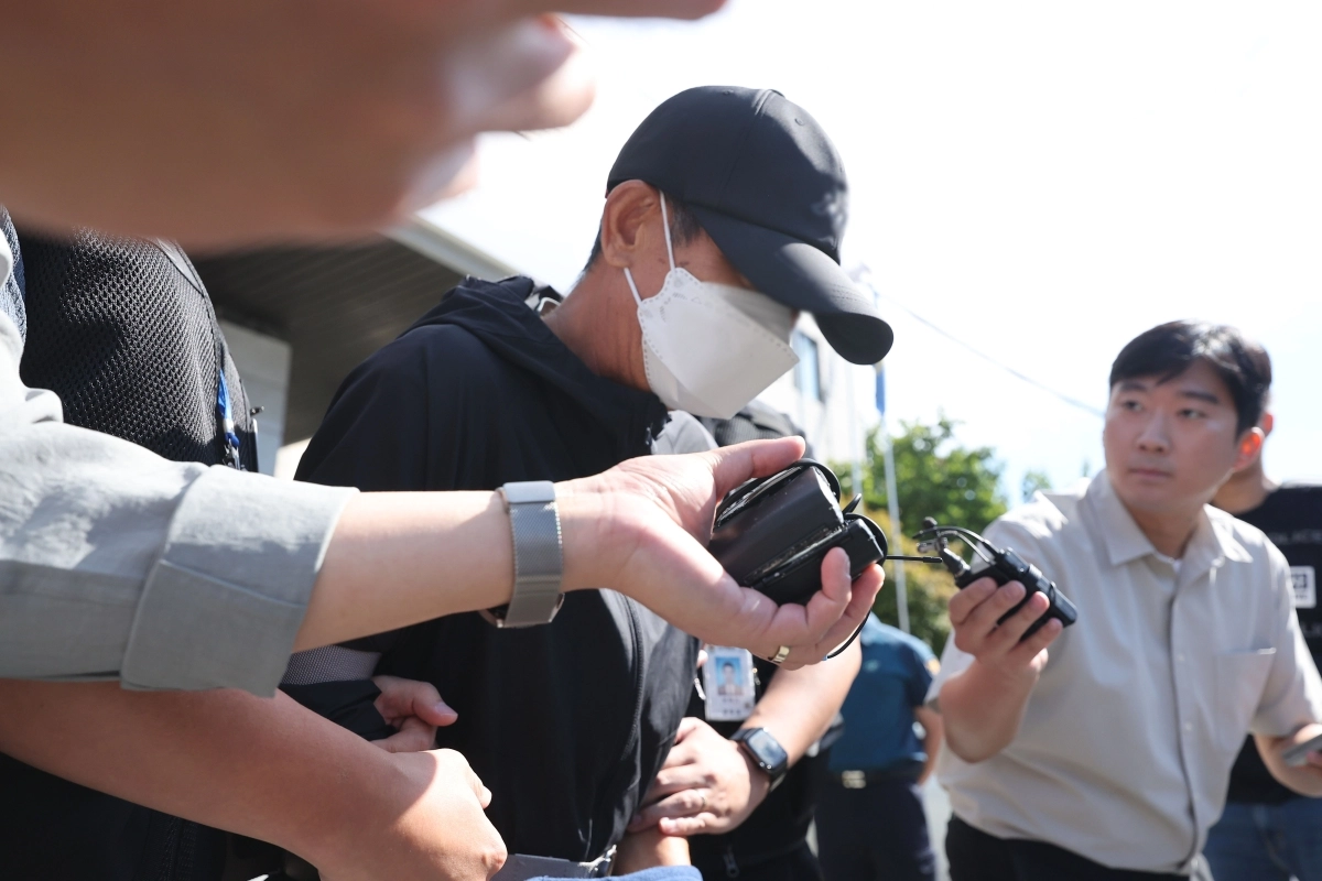 지난 19일 경기 안성시 녹색장터에 1t 트럭을 몰고 돌진해 2명을 숨지게 하고 5명을 다치게 한 혐의를 받는 운전자 A씨가 21일 구속 전 피의자 심문(영장실질심사)에 출석하기 위해 경기 평택경찰서 유치장에서 나오고 있다. 법원은 “도주의 우려가 있다”며 A씨에 대한 구속영장을 발부했다. 2026.9.21. 연합뉴스