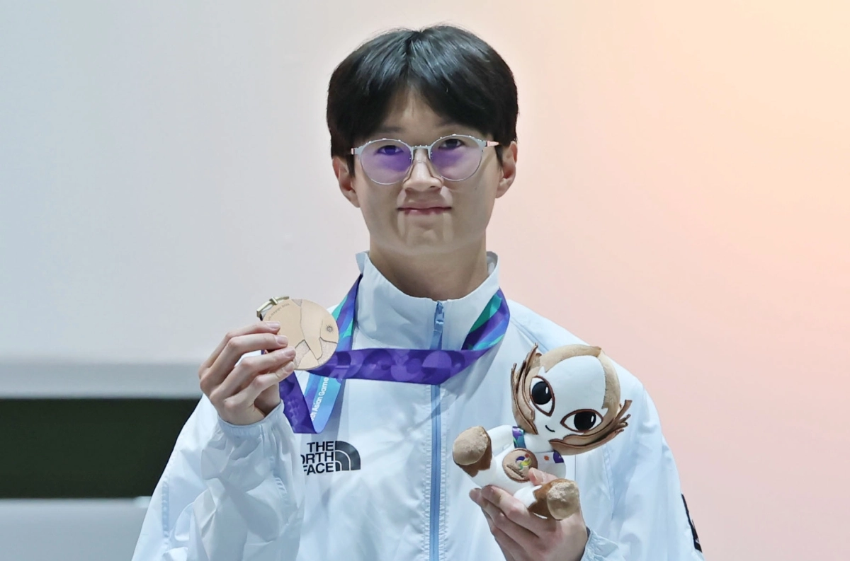 한국 e스포츠 선수단 첫 메달의 주인공인 김영찬(25)이 23일 일본 아이치현 도코나메 아이치 스카이 엑스포에서 열린 2026 아이치·나고야 아시안게임 e스포츠 그란투리스모7 시상식에서 동메달을 쥐고 포즈를 취하고 있다. 도코나메 연합뉴스