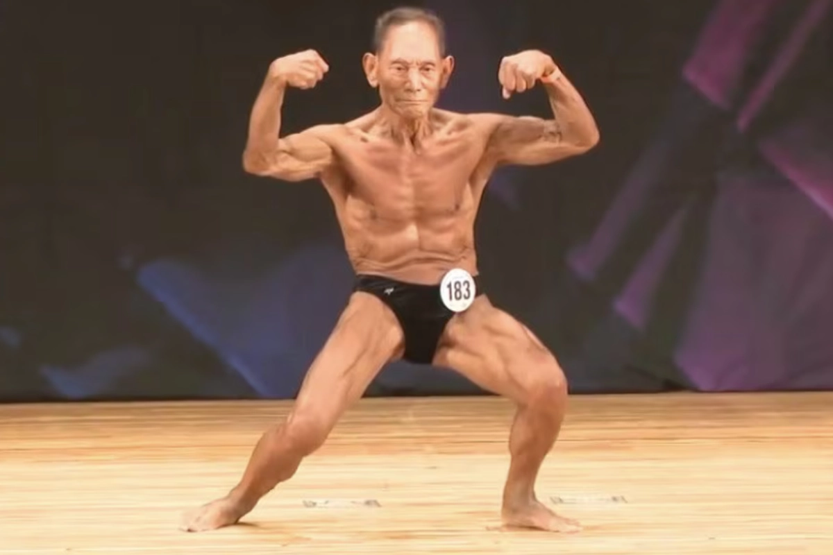 90세의 나이에도 현역으로 활동하는 보디빌더 가나자와 토시스케(90). 지난달 30일 열린 일본 마스터즈 선수권 대회 85세 이상 부문에서 최연장자로 출전해 우승했다. 신히로시마 TV 보도화면 캡처