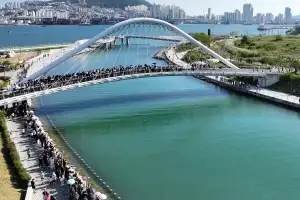 부산시, 북항 상어 관람 안전 관리 강화…연휴 지나면 방류 착수