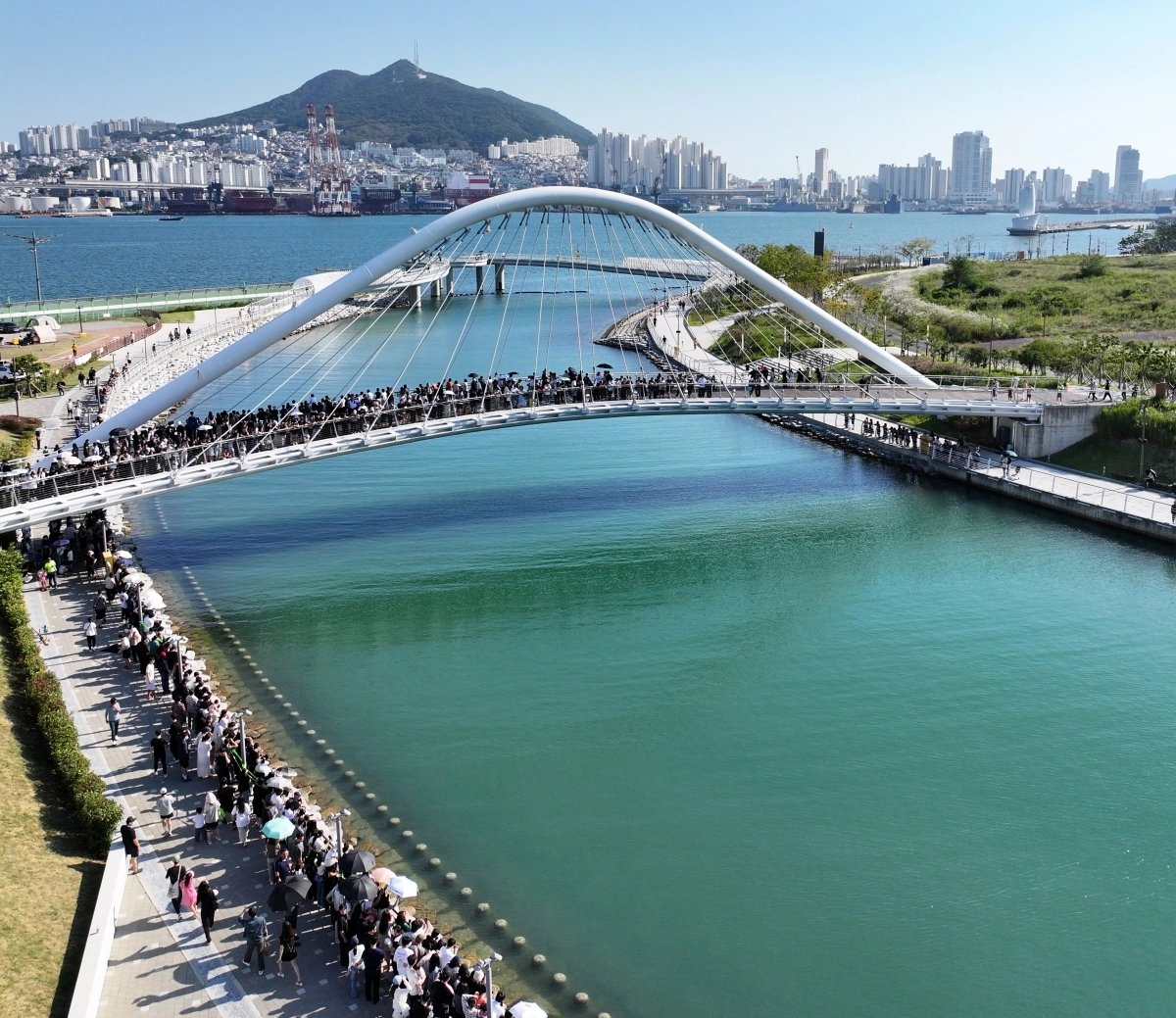 부산 동구 부산항 북항 친수공원 경관수로 주변에 상어를 구경하려는 사람들로 가득 차 있다. 연합뉴스