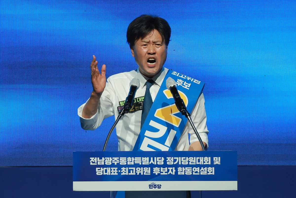 민주연구원 수석부원장에 선임된 김용 전 민주연구원 부원장이 민주당 최고위원 후보이던 지난달 15일 전남광주 나주시 나주종합스포츠파크 다목적체육관에서 열린 합동연설회에서 정견 발표를 하고 있다. 연합뉴스