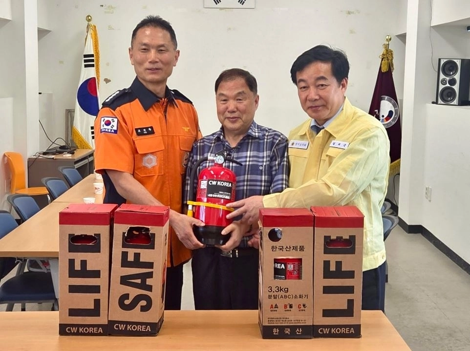 ▲ 군포소방서가 전통시장 화재 예방 지원을 위해 소화기를 전달하는 김귀근 의원(사진=경기도의회)