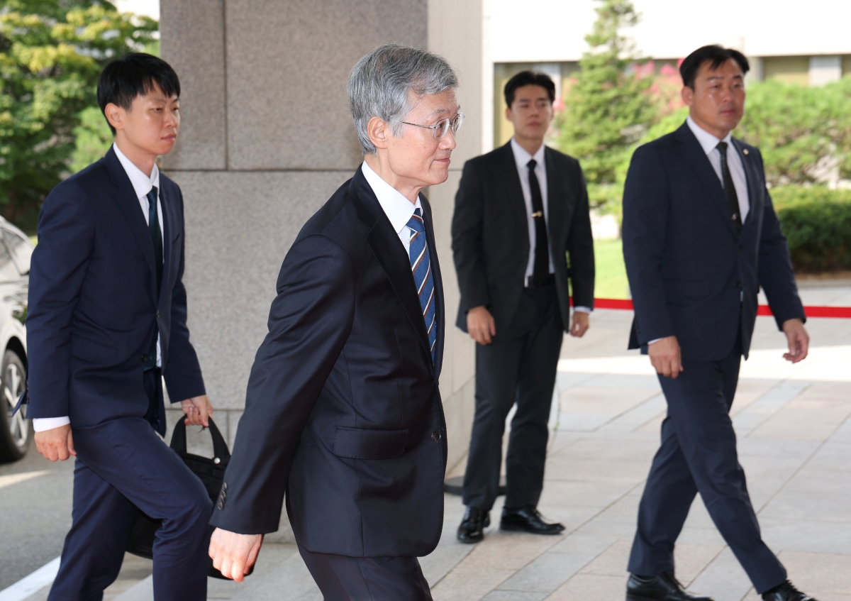 출근하는 조희대 대법원장