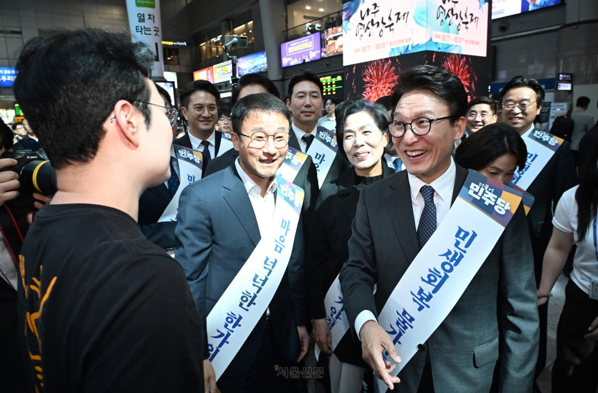 김민석(오른쪽) 더불어민주당 대표가 23일 서울 용산역 대합실에서 추석을 앞둔 시민들에게 명절인사를 전하고 있다. 안주영 전문기자