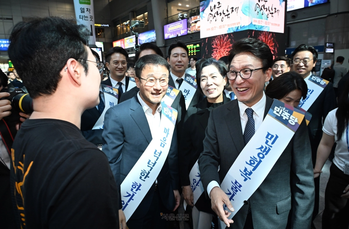 김민석(오른쪽) 더불어민주당 대표가 23일 서울 용산역 대합실에서 추석을 앞둔 시민들에게 명절인사를 전하고 있다. 안주영 전문기자