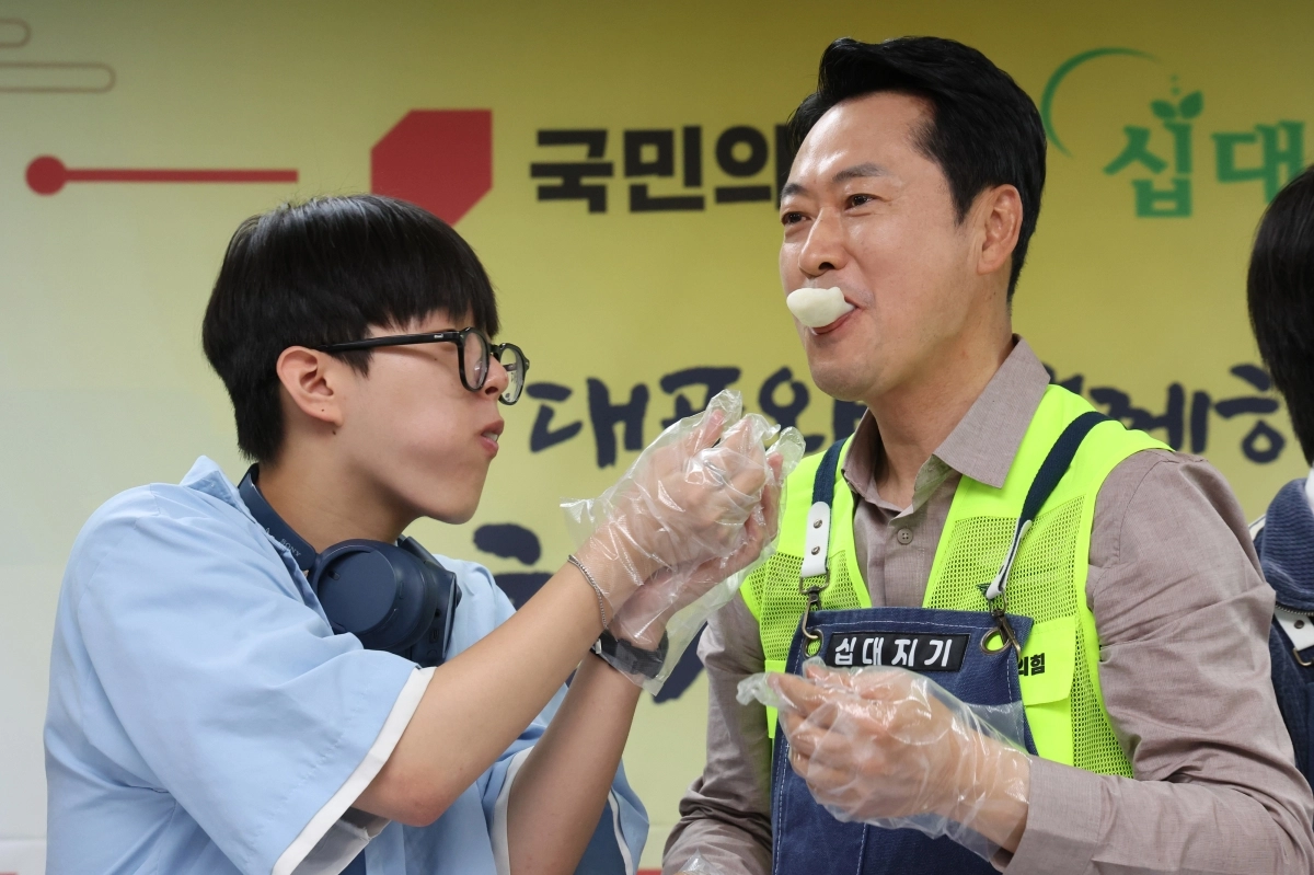 장동혁(오른쪽) 국민의힘 대표가 23일 경기 의정부시 청소년비전센터에서 청소년들과 함께 만든 송편을 맛보는 모습. 연합뉴스