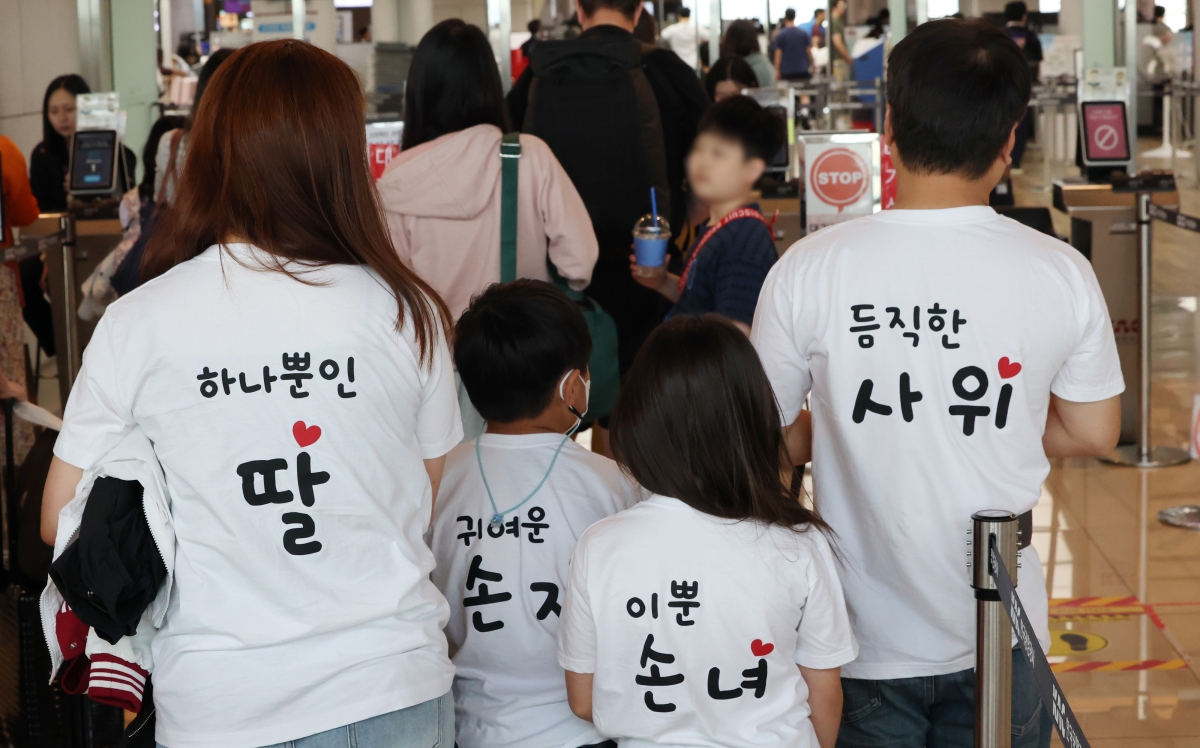 가족 단체복 맞춰 입고 설레는 귀성길