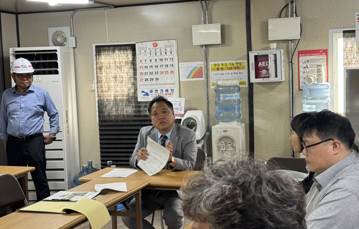 ▲조병진 의원이 22일 (가칭)훈민고등학교 건설공사 현장사무소를 방문해 공사 현황 및 개교 준비 상황을 점검하고 있다. (사진=경기도의회)