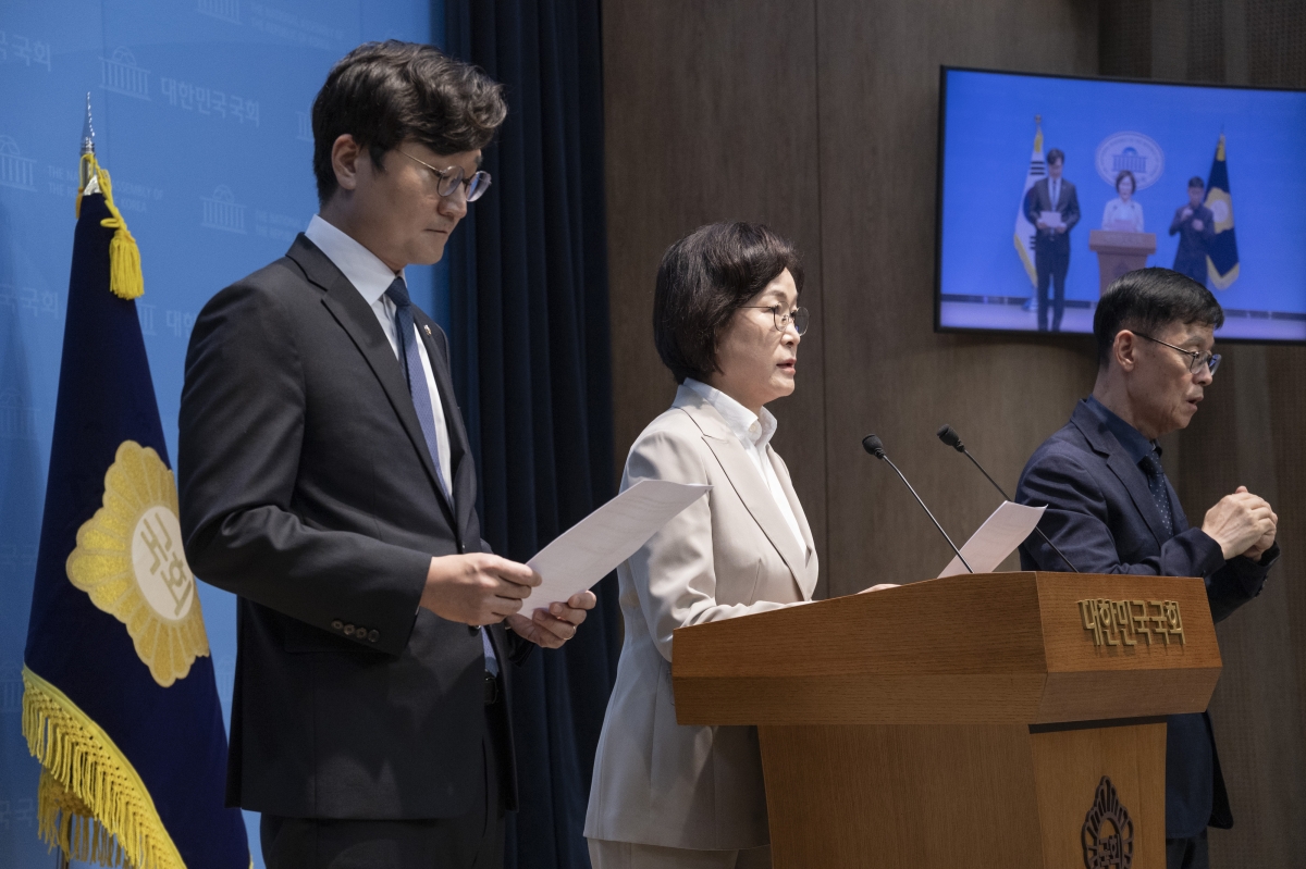 대미 투자 비공개 보고 유출 규탄 회견하는 민주당 산자위원들