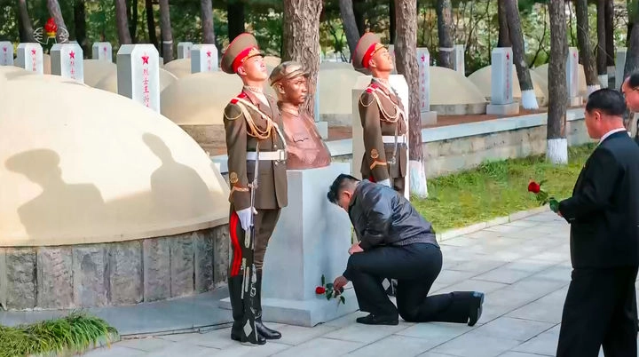 지난해 10월 24일 김정은 북한국무위원장이 한국전쟁에 참전했다가 전사한 마오쩌둥의 장남 마오안잉의 동상에 헌화하고 있다. 뉴시스