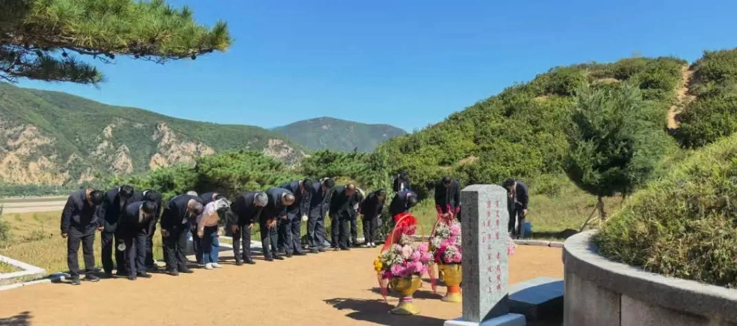 왕야쥔 북한 주재 중국대사 일행이 22일 함경북도 온성군의 중국군 묘에 참배하고 있다. 위챗 캡처