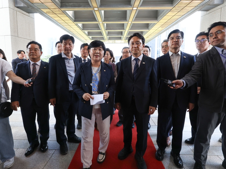 국회 법제사법위원회 서영교(앞줄 오른쪽 네번째) 위원장과 더불어민주당 의원들이 23일 조희대 대법원장의 대법관 재제청 거부에 항의하며 서울 서초구 대법원을 항의 방문하고 있다. 연합뉴스