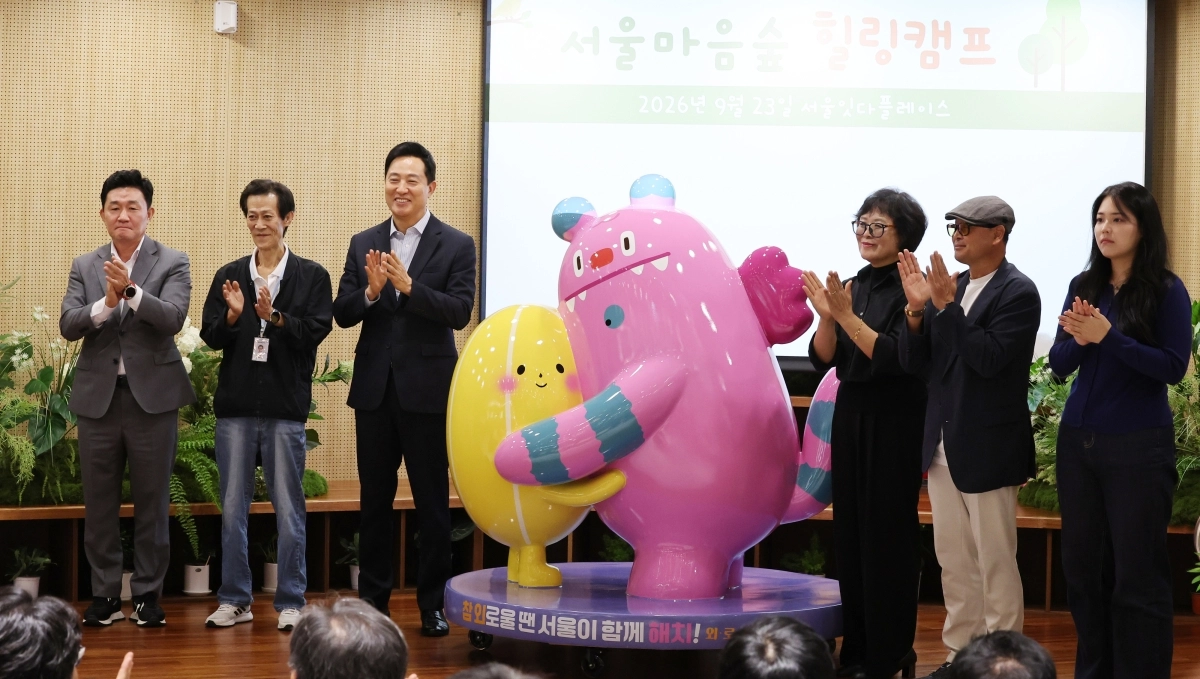 오세훈(왼쪽 세 번째) 서울시장이 23일 성동구 ‘서울잇다플레이스’에서 진행된 개관 기념 퍼포먼스 후 참석자들과 함께 기념 촬영을 하고 있다.  뉴시스