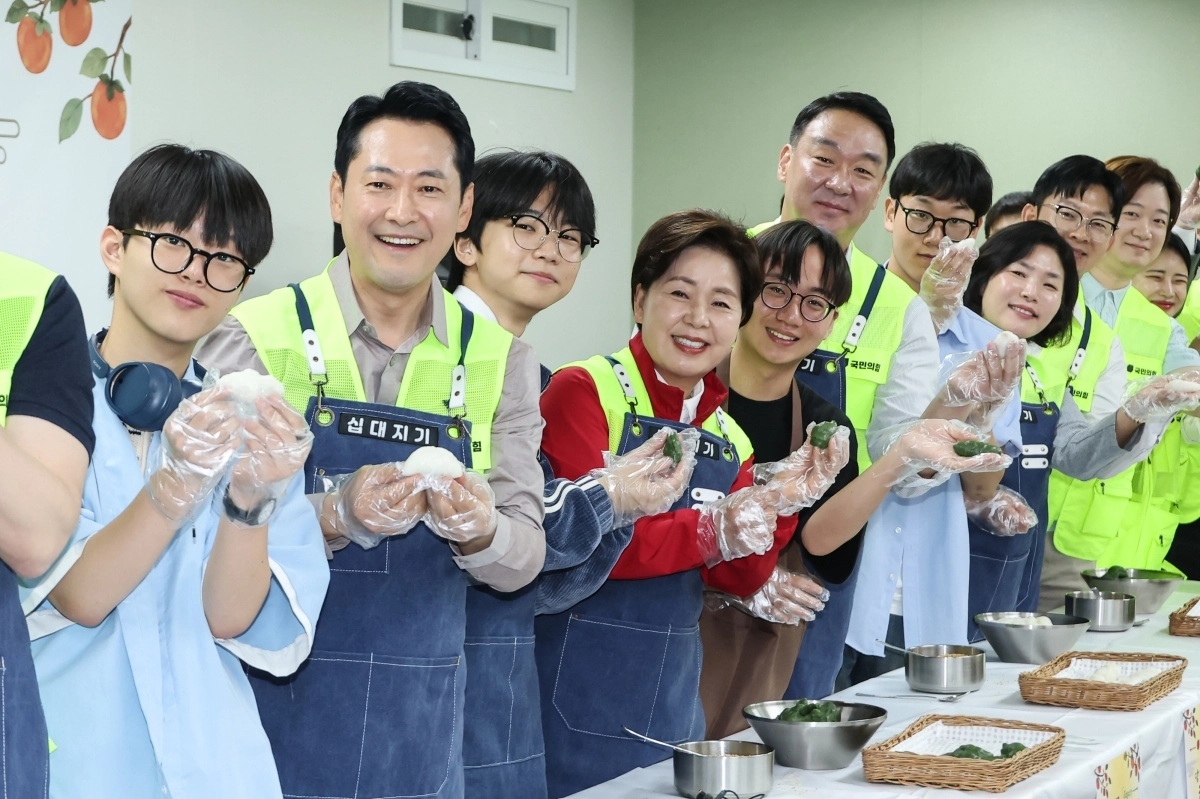 국민의힘 장동혁 대표가 23일 경기도 의정부시 청소년비전센터 십대지기에서 열린 ‘추석 맞이 청년레드윙 봉사활동’에서 청소년들과 함께 송편을 빚은 뒤 보여주고 있다. 연합뉴스