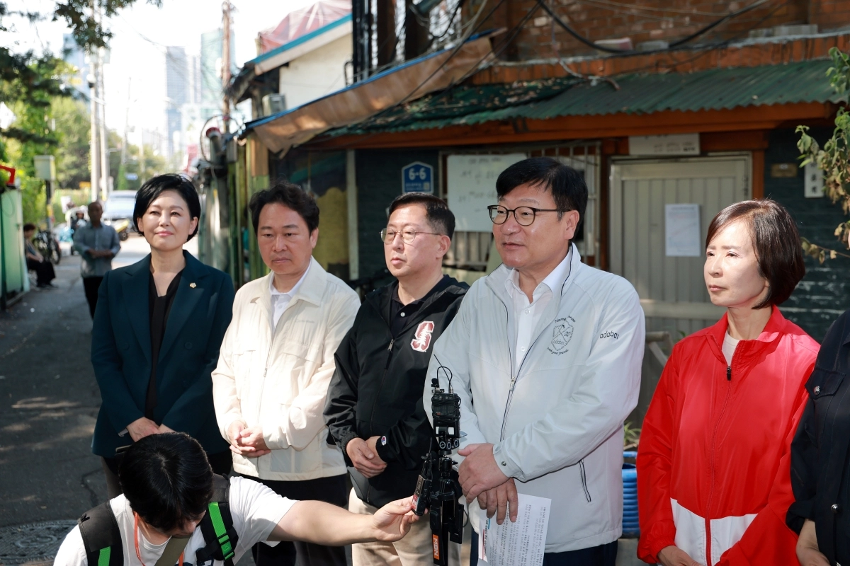 국민의힘 정점식 원내대표가 추석 연휴를 하루 앞둔 23일 서울 영등포 쪽방촌을 방문한 뒤 백브리핑하고 있다. 연합뉴스
