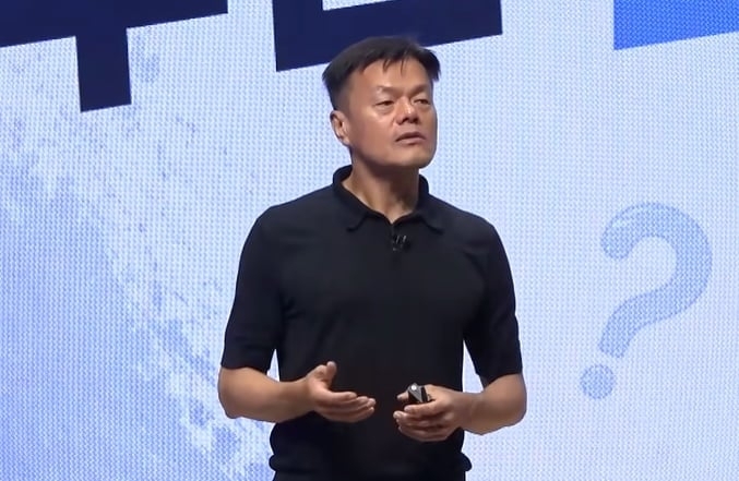 가수 겸 프로듀서 박진영이 자신이 이끄는 종교 모임 ‘첫열매들’을 둘러싼 논란에 직접 해명했다. 유튜브 채널 ‘첫열매들’ 캡처