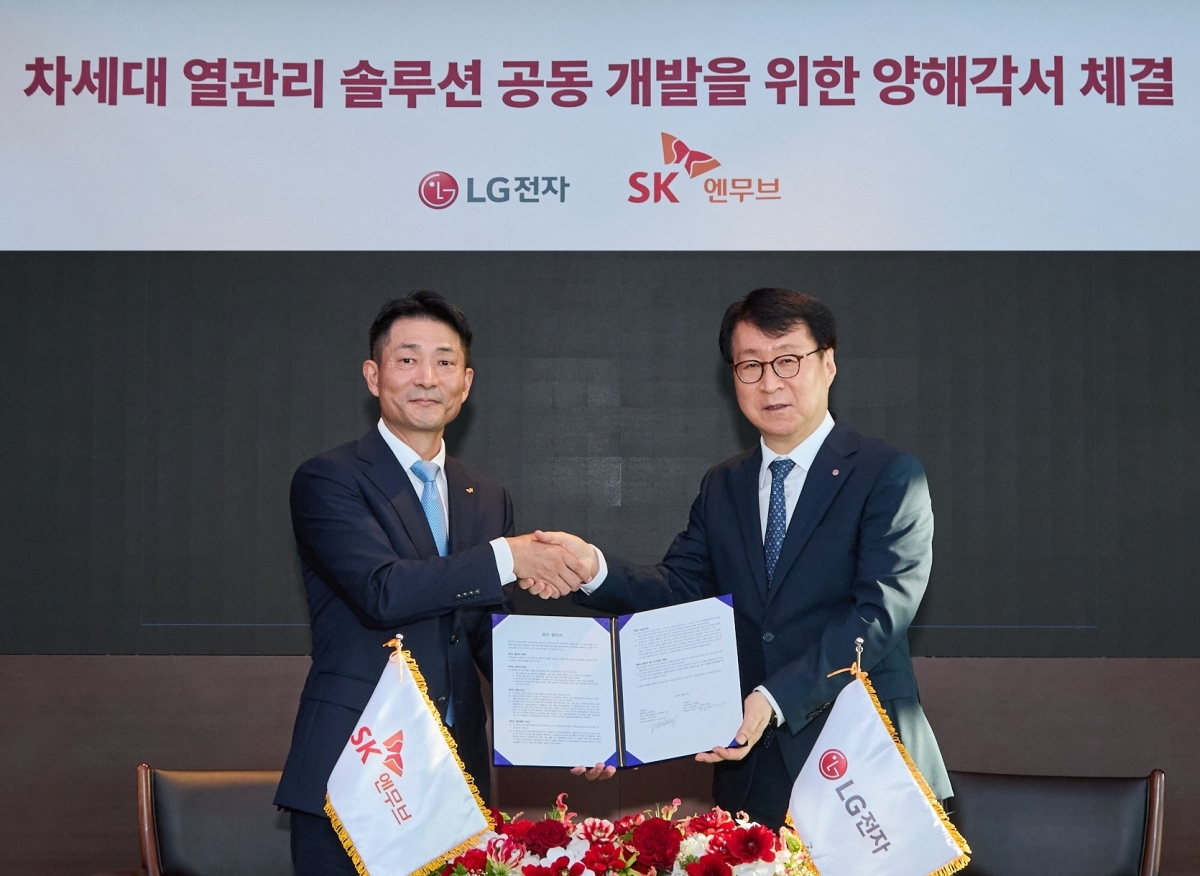 김원기(왼쪽) SK엔무브 사장과 이재성 LG전자 ES사업본부장 사장이 지난 21일 서울 종로구 SK서린빌딩에서 진행된 ‘가전·상업·산업용 신규 냉매, 냉동기유 및 액침냉각 기술 공동 선행 개발’ 업무협약식에서 악수를 하고 있다. LG전자 제공