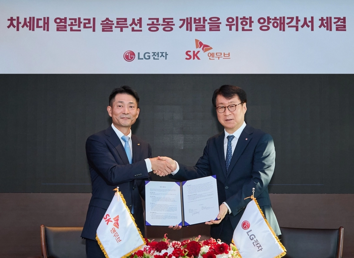 김원기(왼쪽) SK엔무브 사장과 이재성 LG전자 ES사업본부장 사장이 지난 21일 서울 종로구 SK서린빌딩에서 진행된 ‘가전·상업·산업용 신규 냉매, 냉동기유 및 액침냉각 기술 공동 선행 개발’ 업무협약식에서 악수를 하고 있다. LG전자 제공