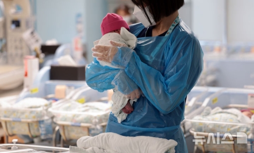 경기 고양시 CHA의과학대학교 일산차병원 신생아실에서 간호사가 신생아들을 돌보고 있다. 2026.08.26. 뉴시스