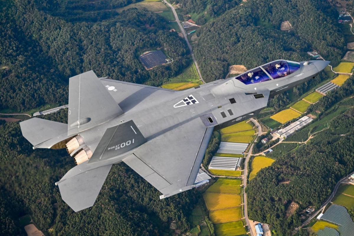 공군은 22일 국산 전투기 KF-21 ‘보라매’ 1호기가 처음 도입됐다고 밝혔다. 한국항공우주산업(KAI)이 KF-21를 이날 인도한 것은 2015년 12월 개발 착수 이후 약 10년 9개월 만이다. 사진은 보라매 1호기의 모습.  공군 제공