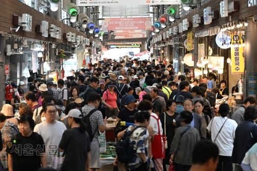 추석 앞두고 북적이는 전통시장