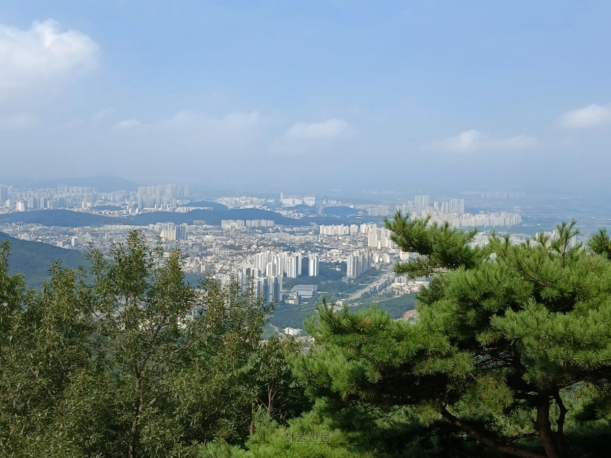 산성에서 바라본 청주 시내. 청주를 비롯한 충청도 내륙을 수호하는 역할이 상당산성에 주어진 이유를 짐작하게 한다.