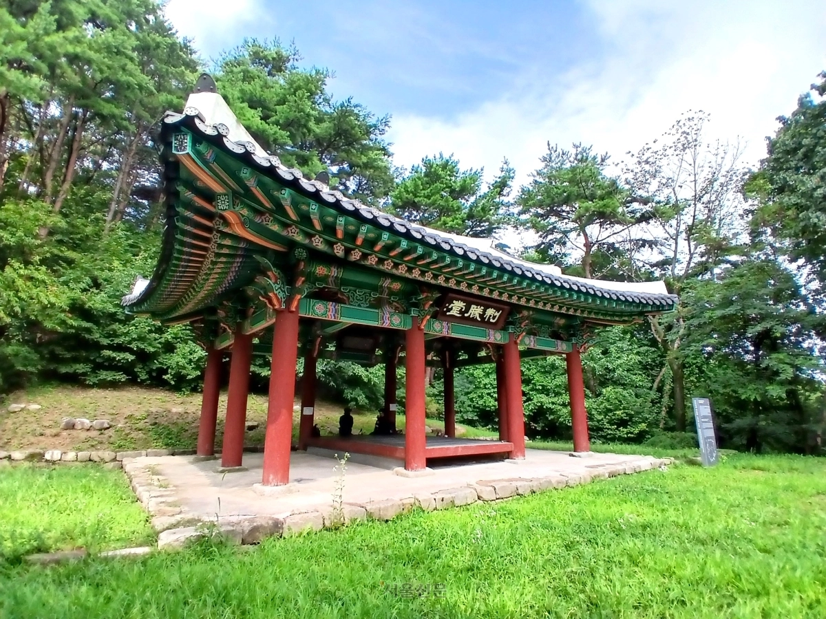 서장대 제승당(制勝堂). 서쪽 높은 곳에서 동쪽 지휘소 보화정(輔和亭)을 내려다 보고 있다.