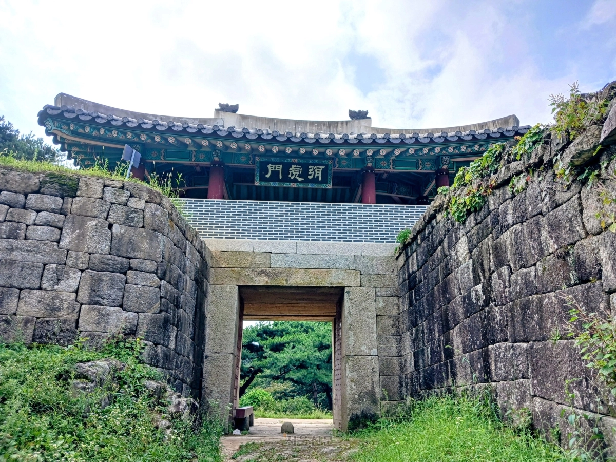 서문 미호문(弭虎門)을 성 밖에서 바라본 모습. 호랑이 목에 해당하는 자리에 세워졌다고 이런 이름이 붙여졌다.