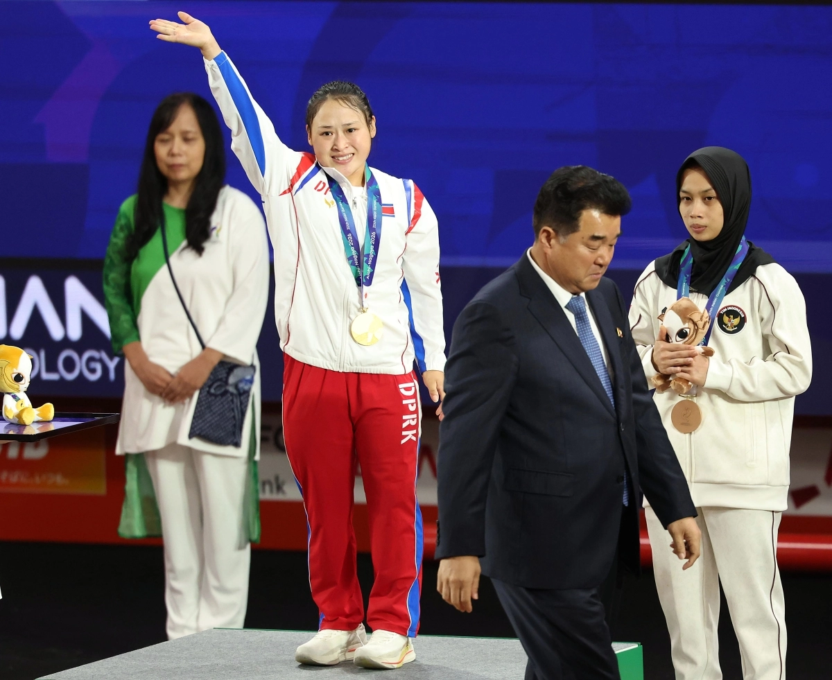 23일(현지 시간) 일본 아이치현 나고야시 중소기업진흥회관에서 열린 2026 아이치·나고야 아시안게임 역도 여자 49kg급 시상식에서 금메달을 획득한 북한 리성금이 인사하고 있다. 오른쪽 두번째는 북한 김일국 체육상. 2026.09.23. 뉴시스