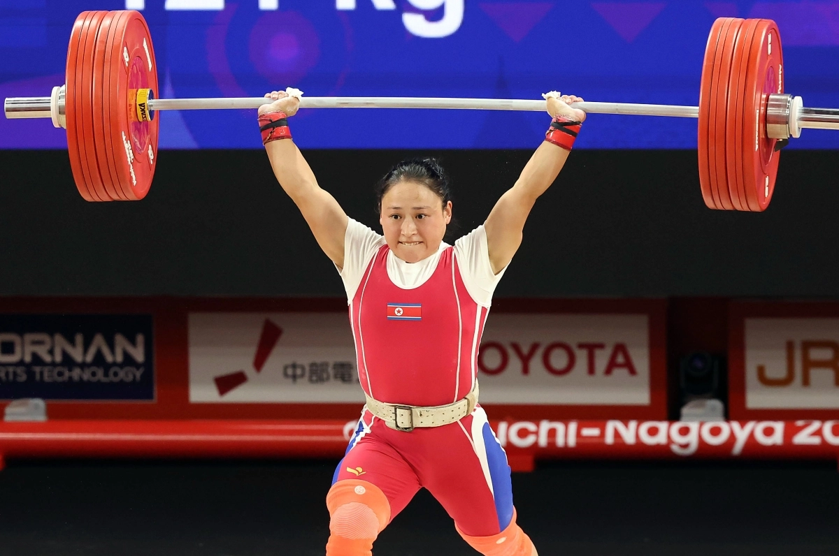 23일(현지 시간) 일본 아이치현 나고야시 중소기업진흥회관에서 열린 2026 아이치·나고야 아시안게임 역도 여자 49kg급 결승전, 북한 리성금이 용상 121kg 바벨을 들어 올리고 있다. 2026.09.23. 뉴시스