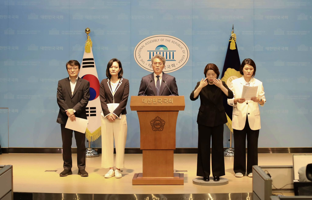 김기표(가운데) 더불어민주당 의원 지난 9일 국회 소통관에서 기자회견을 하고 있다.
