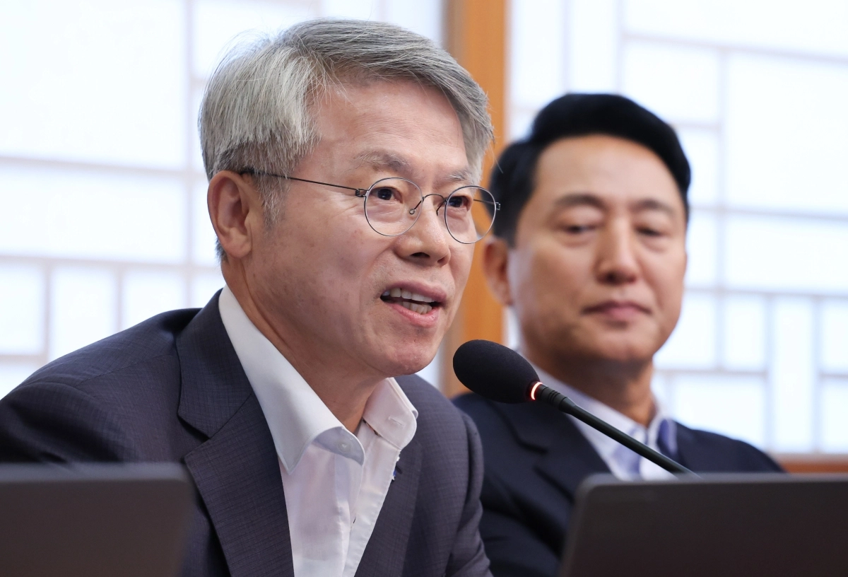 국무회의 인사말 하는 민형배 시장