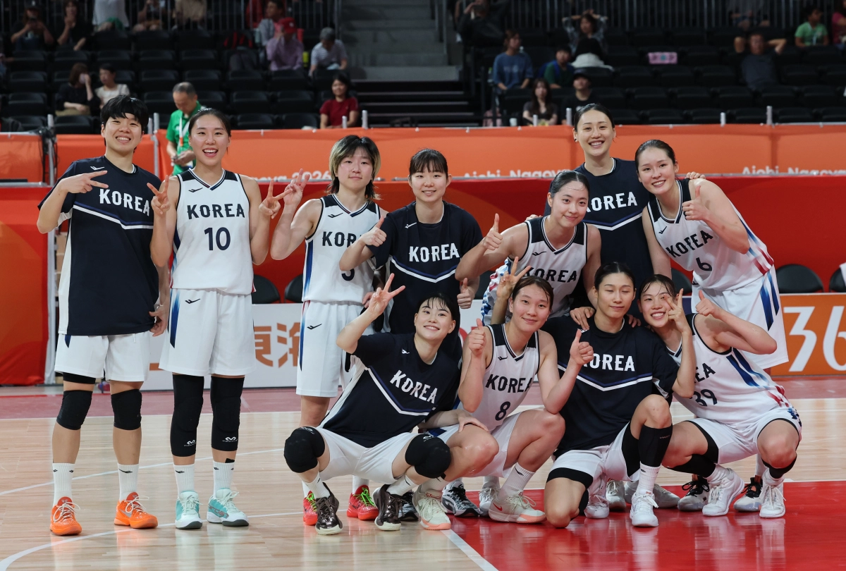 24일 일본 나고야 아이치 인터내셔널 아레나에서 열린 2026 아이치·나고야 아시안게임 여자 농구 한국과 인도네시아의 8강전에서 101-59로 승리한 한국 선수들이 기뻐하고 있다. 나고야 연합뉴스