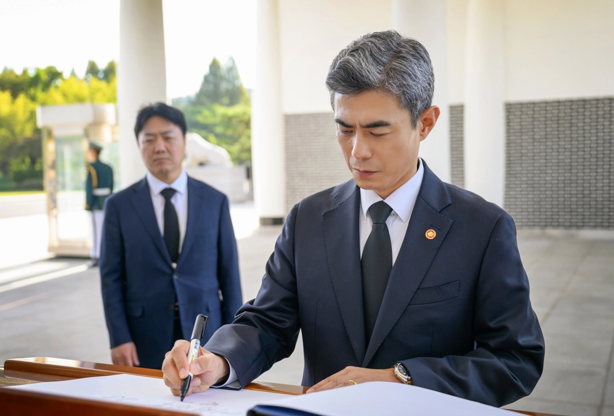 강신철 신임 국방부 장관, 현충원 참배