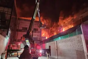 서울까지 검은 연기 확산…인천 화장품 공장 화재 16시간 만 진화