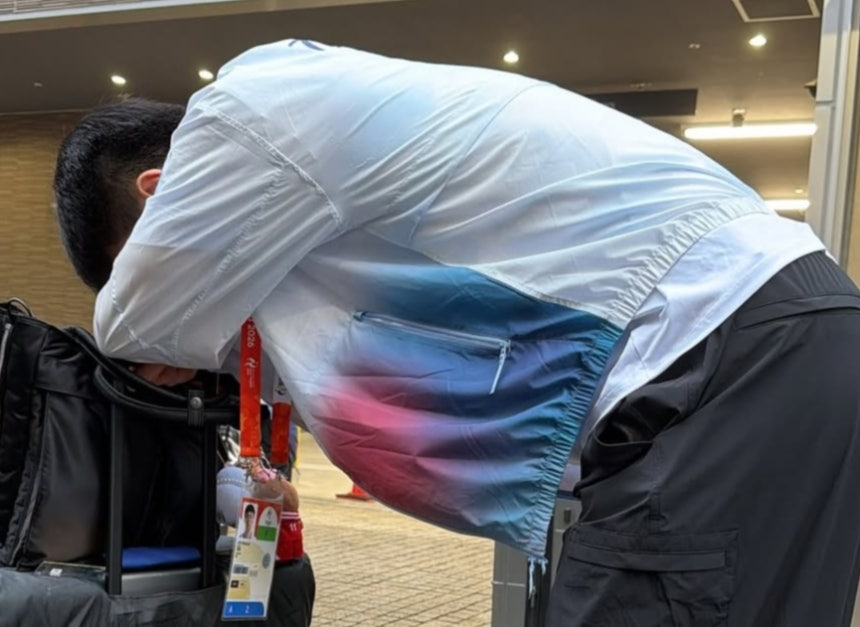 공항으로 떠나는 날 셔틀버스가 오지 않아 지친 모습의 한국 농구 대표팀의 모습. 여준석 인스타그램
