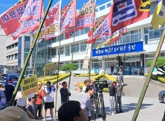 경북 울진군 지역 시민단체들이 울진군청 앞에 모여 민생안정지원금 지급 불발에 따른 항의 집회를 열고 있다. 김형엽 기자