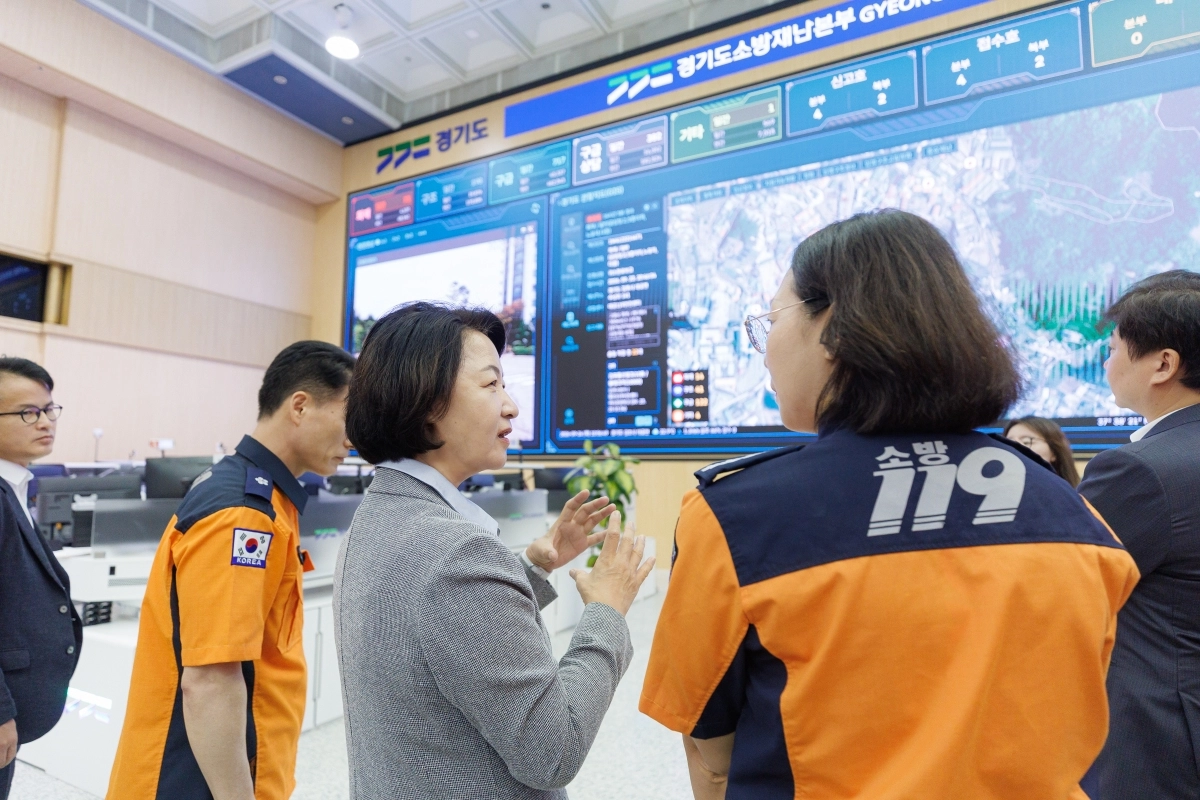 추미애 경기도지사가 추석 연휴 첫날인 24일 경기도소방재난본부를 찾아 직원들을 격려하고 있다. 경기도 제공