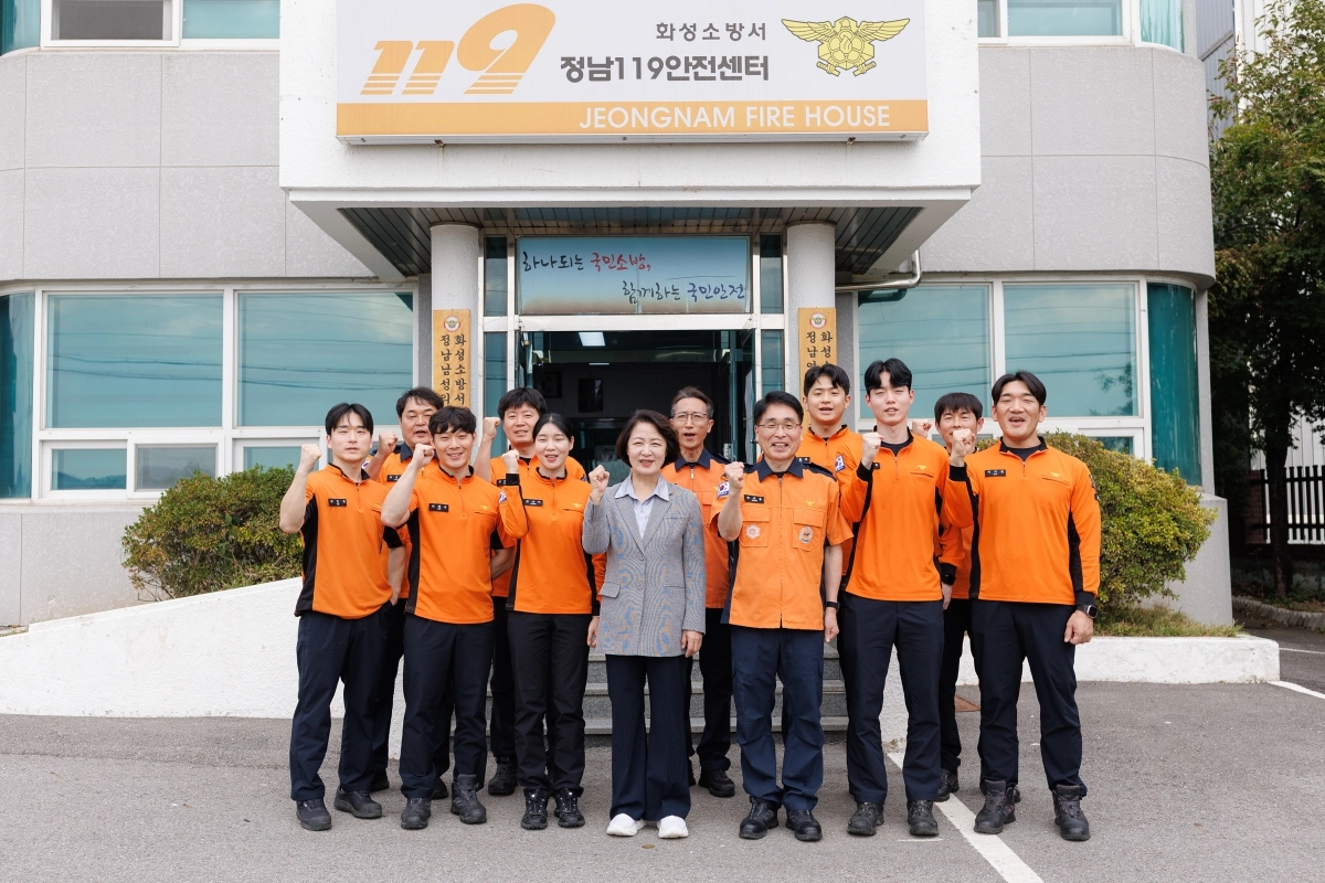 추미애 경기도지사가 추석 연휴 첫날인 24일 화성시 효행구 정남면 화성정남119안전센터에서 소방대원들과 기념 촬영을 하고 있다. 경기도 제공