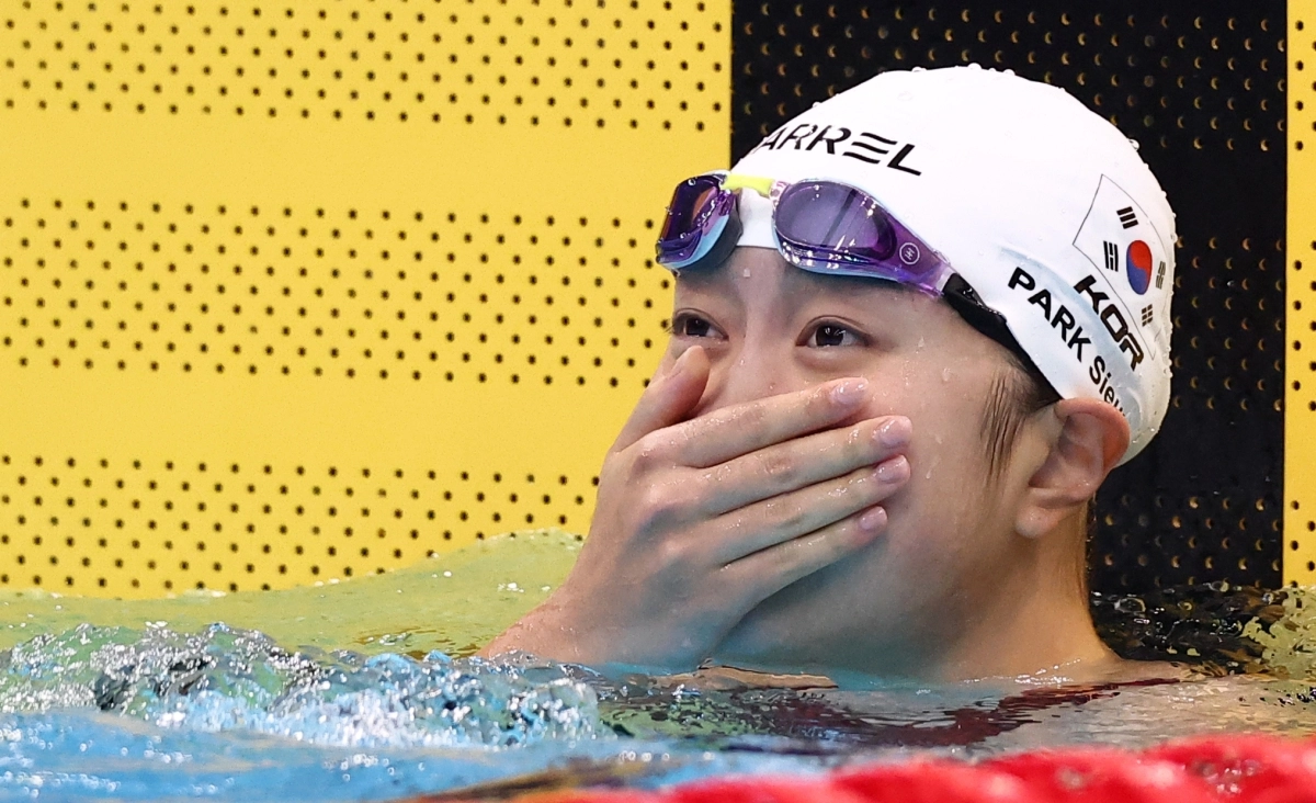 수영 국가대표 박시은이 24일 일본 도쿄 아쿠아틱스센터에서 열린 2026 아이치·나고야아시안게임 수영 여자 평영 200m 결선에서 은메달을 획득한 뒤 놀라고 있다. 2026.9.24 도쿄 연합뉴스