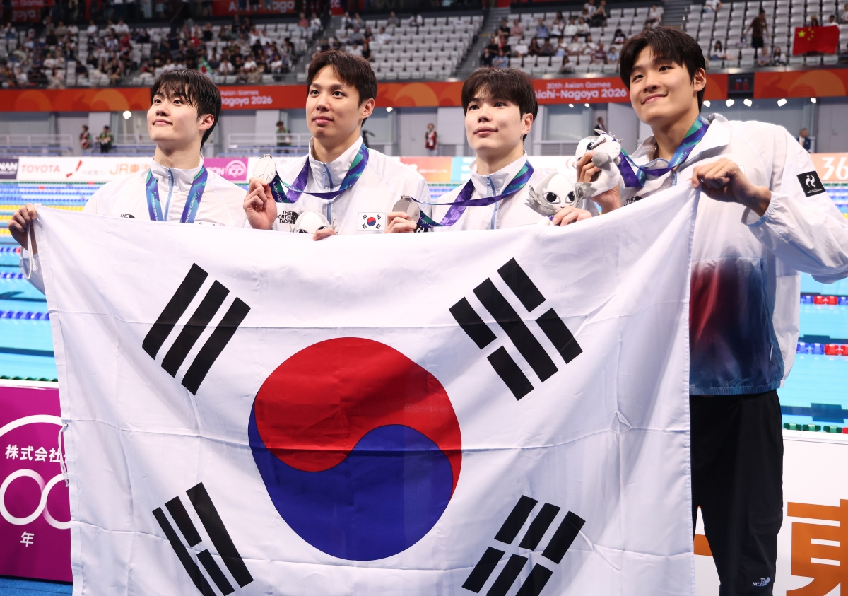 수영 국가대표 황선우(왼쪽부터), 양재훈, 김지훈, 김영범이 24일 일본 도쿄 아쿠아틱스센터에서 열린 2026 아이치·나고야아시안게임 수영 남자 계영 400m에서 은메달을 따낸 뒤 태극기를 들고 기념사진을 찍고 있다 2026.9.24 도쿄 연합뉴스