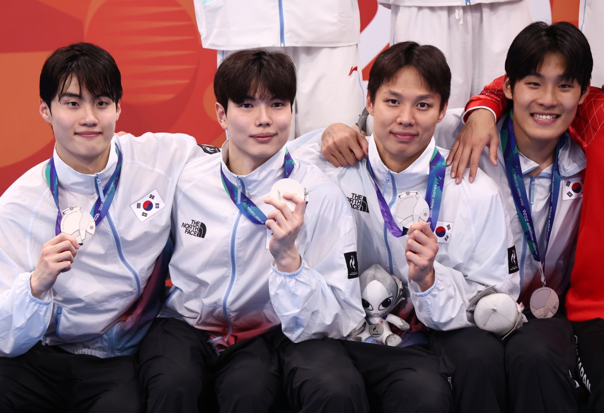 수영 국가대표 황선우(왼쪽부터), 김지훈, 양재훈, 김영범이 24일 일본 도쿄 아쿠아틱스센터에서 열린 2026 아이치·나고야아시안게임 수영 남자 계영 400m 시상식에서 은메달을 들고 기념 촬영을 하고 있다. 2026.9.24 도쿄 연합뉴스
