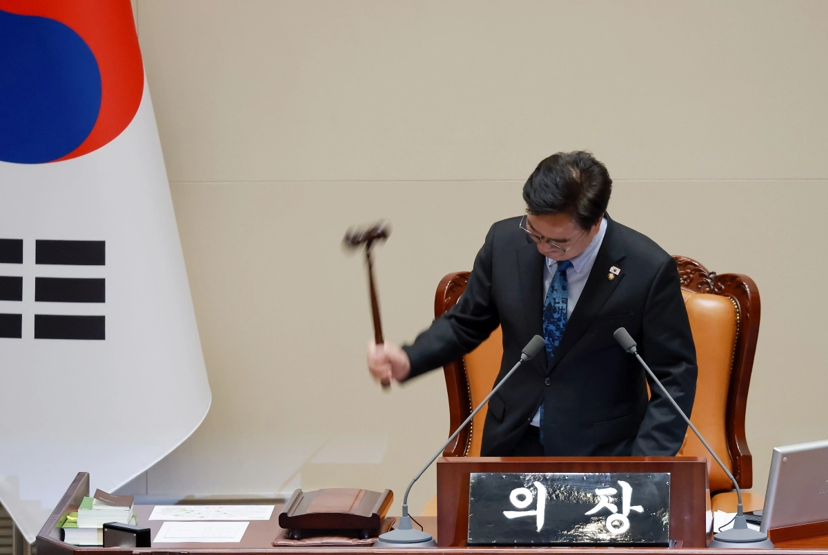 우원식 국회의장이 8일 국회에서 열린 5월 임시국회 제2차 본회의 산회를 선포하고 있다. 앞서 우 의장은 야당의 필리버스터 선언에 헌법 개정안을 상정하지 않았다. 연합뉴스