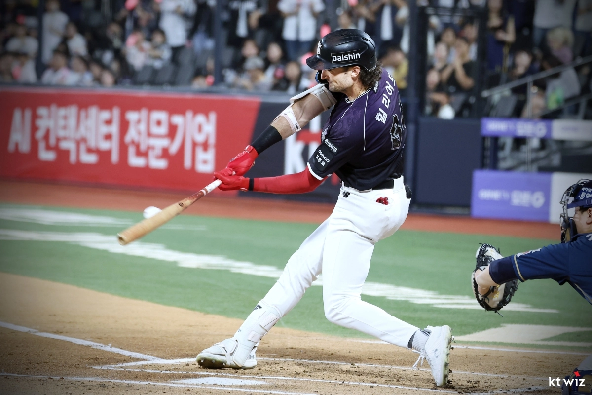 kt 외국인타자 샘 힐리어드가 24일 시즌 39호 홈런을 터뜨리며 LG 오스틴 딘과 함께 홈런 공동 2위로 올라섰다. 40홈런으로 이 부문 선두를 달리고 있는 KIA 김도영과는 단 한 개차다.         kt 위즈 제공